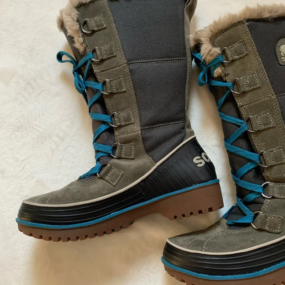 Women's Gray Winter Boots with Teal Laces
